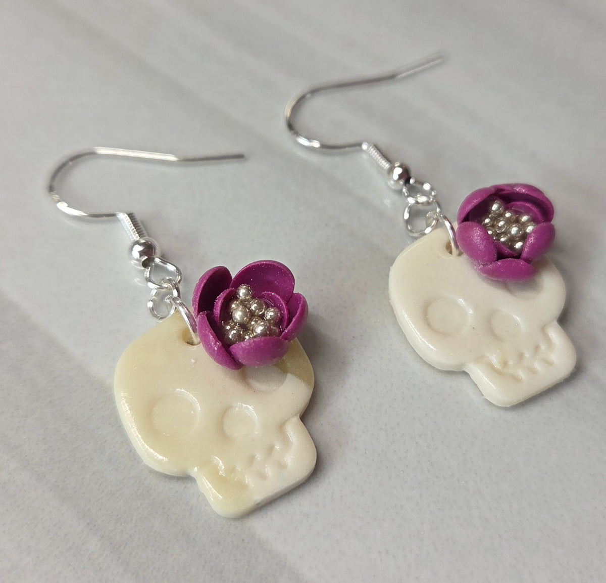 Glow in the dark skull 💀. Dangle earring!